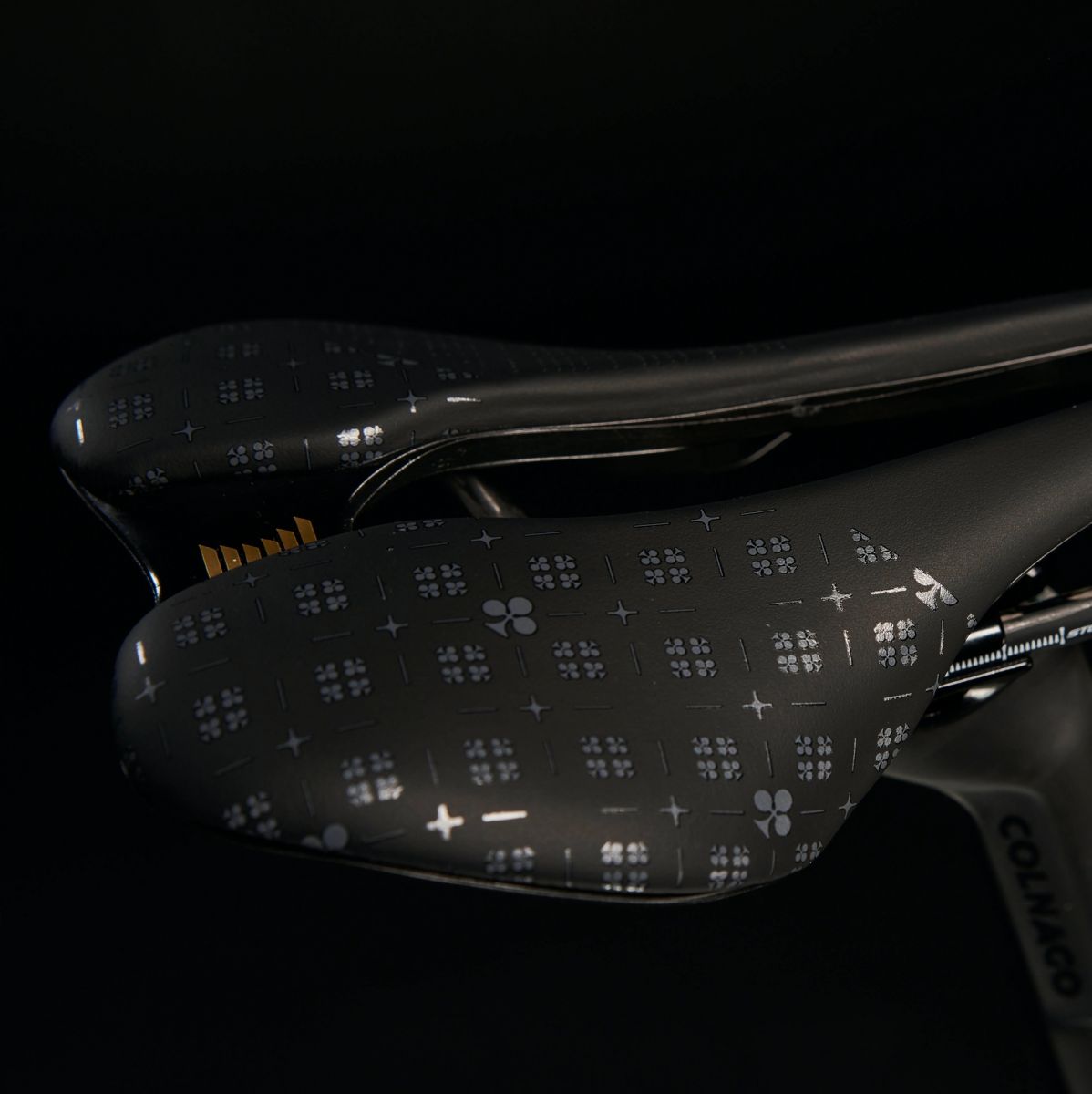 เบาะลายพิเศษ หรูหรา Selle Italia SLR flow carbon Colnago for Giro d'Italia